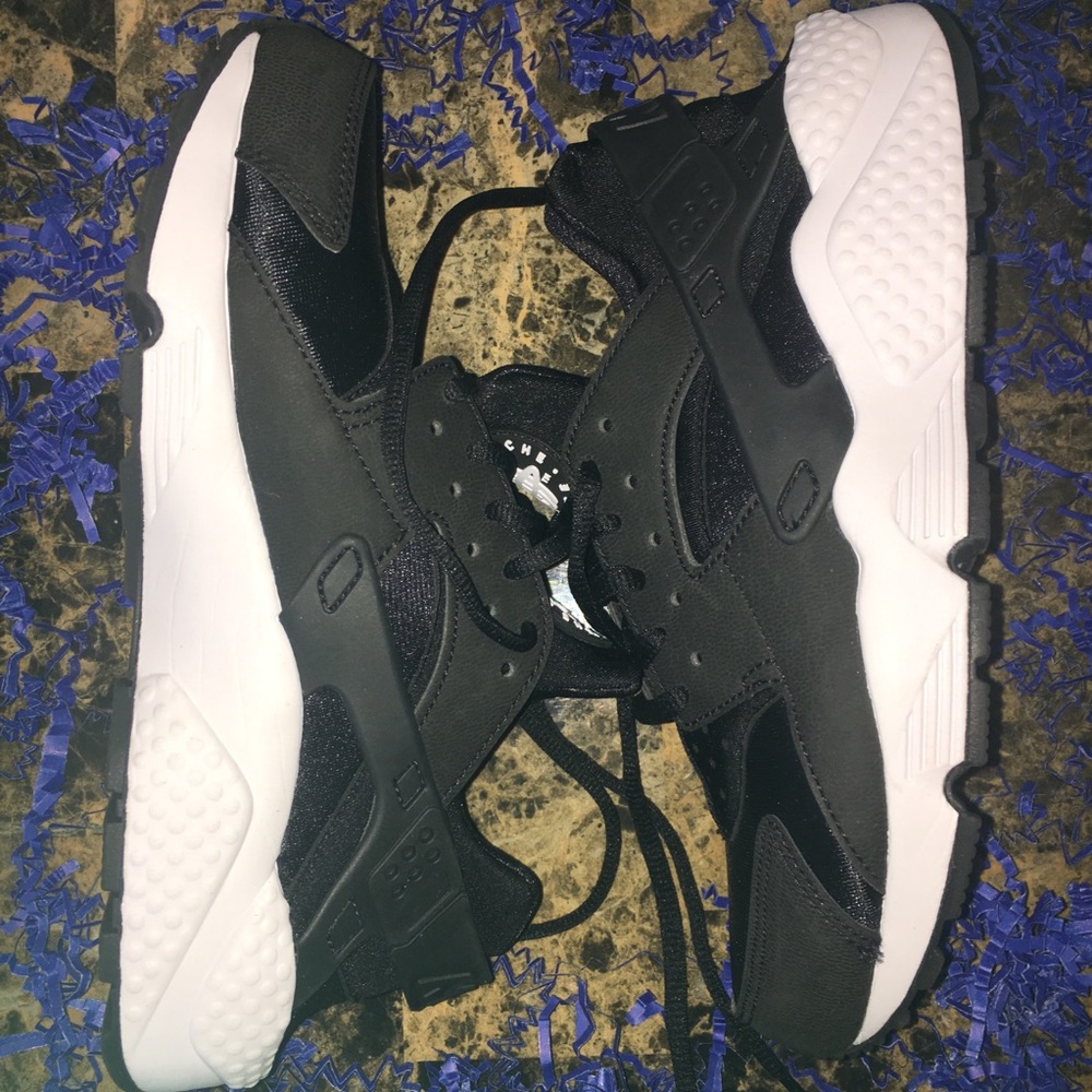 Woman’s Air Huarache Run Sneakers